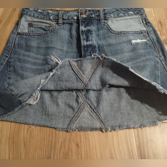 American Eagle Button Fly Distressed Jean Mini Skirt Women's Size 6 - Picture 4 of 8